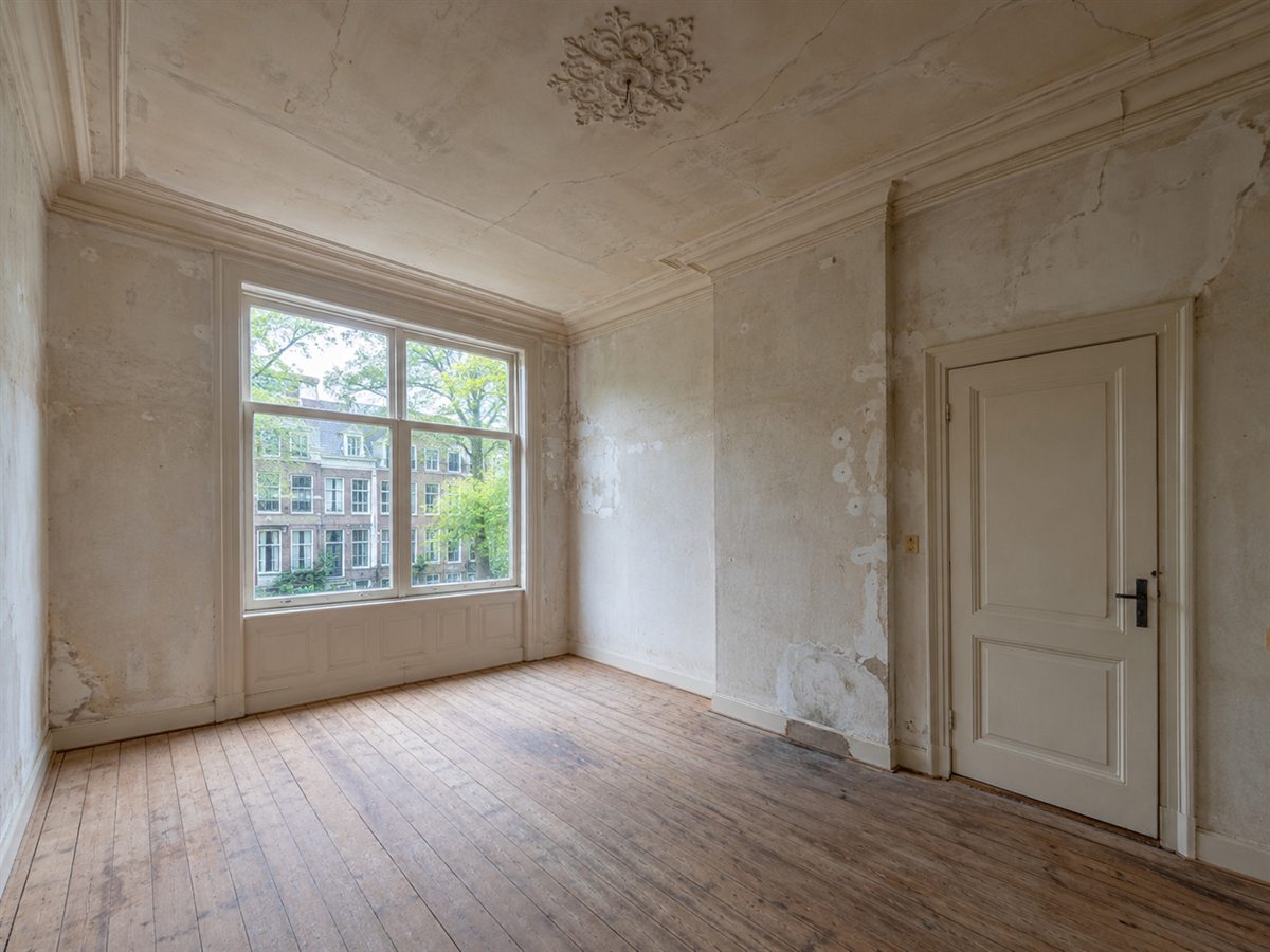 Kamer met beschadigde wanden voor het stucwerk